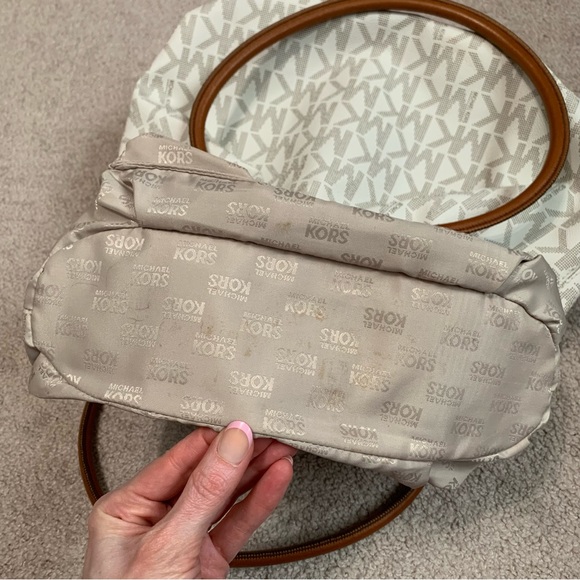 Michael Kors Signature Ring Tote East West Vanilla / Brown Leather Shoulder Bag - Picture 2 of 15